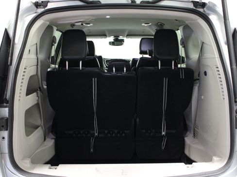 Used 2023 Chrysler Pacifica Touring-L FWD image 15