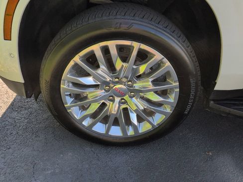 Used 2025 GMC Yukon XL Denali AWD/4WD image 46
