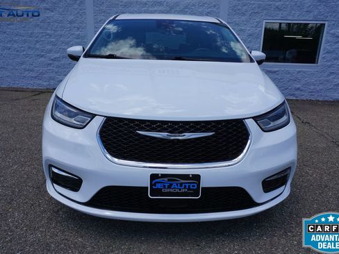 Used 2023 Chrysler Pacifica Touring-L FWD image 2