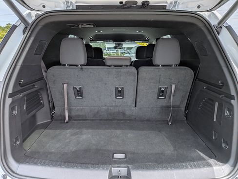 Certified 2025 Chevrolet Traverse LT FWD image 12