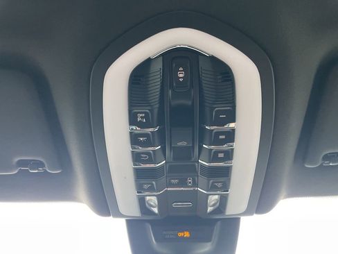 Certified 2025 Porsche Macan image 37