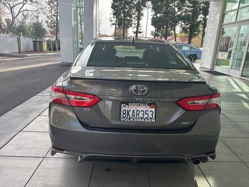 Used 2020 Toyota Camry SE image 4
