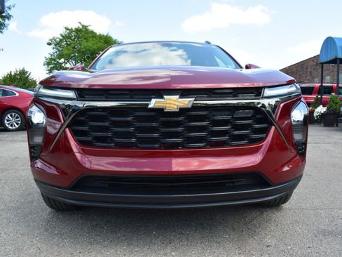 Used 2024 Chevrolet Trax LT w/ Sunroof Package FWD image 4