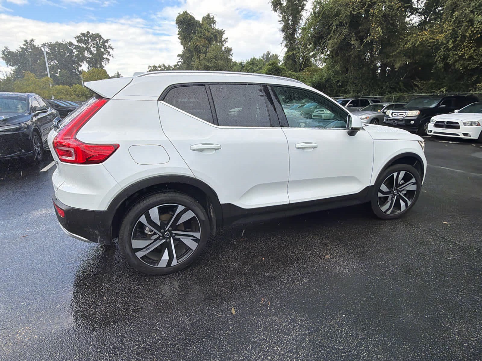 Certified 2024 Volvo XC40 B5 Plus AWD/4WD image 17