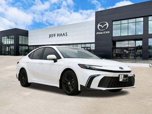 Used 2026 Toyota Camry SE FWD image 4