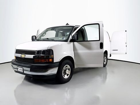 Used 2021 Chevrolet Express 3500 w/ Driver Convenience Package RWD image 15
