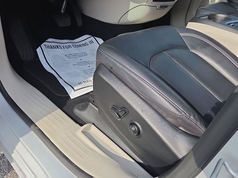 Used 2024 Chrysler Pacifica Touring-L FWD image 12