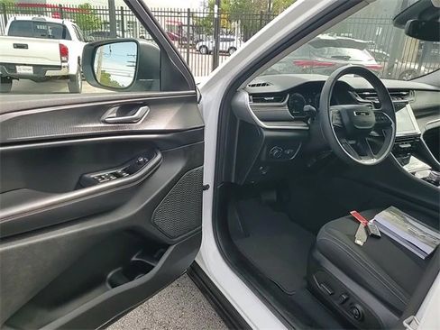 Used 2023 Jeep Grand Cherokee L Laredo image 10