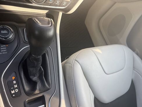 Used 2020 Jeep Cherokee Latitude Plus w/ Comfort/Convenience Group AWD/4WD image 21