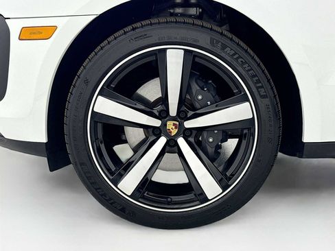 Certified 2025 Porsche Macan T image 33