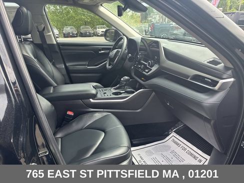 Used 2025 Toyota Highlander XLE AWD/4WD image 24