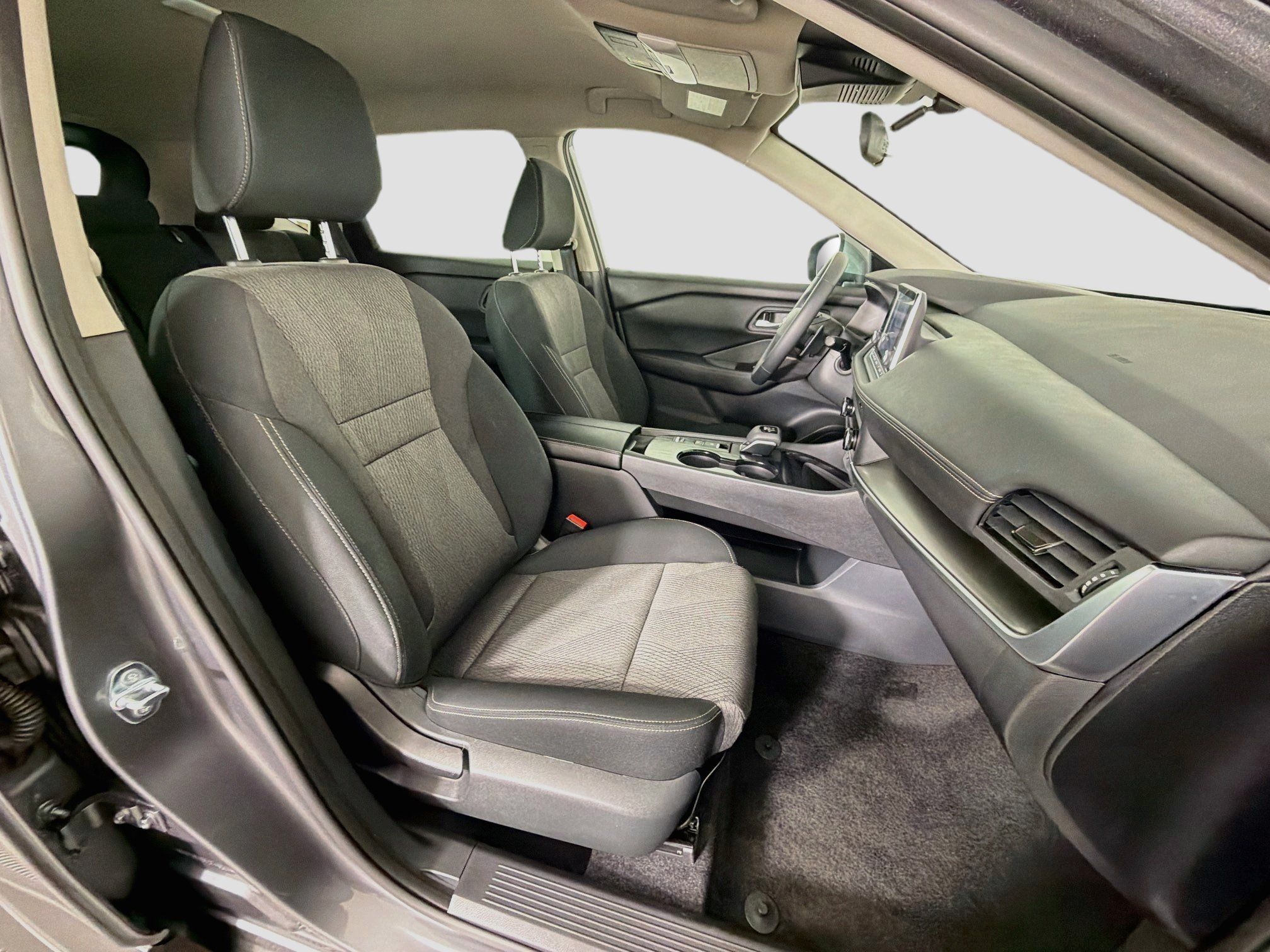 Used 2026 Nissan Rogue SV FWD image 32