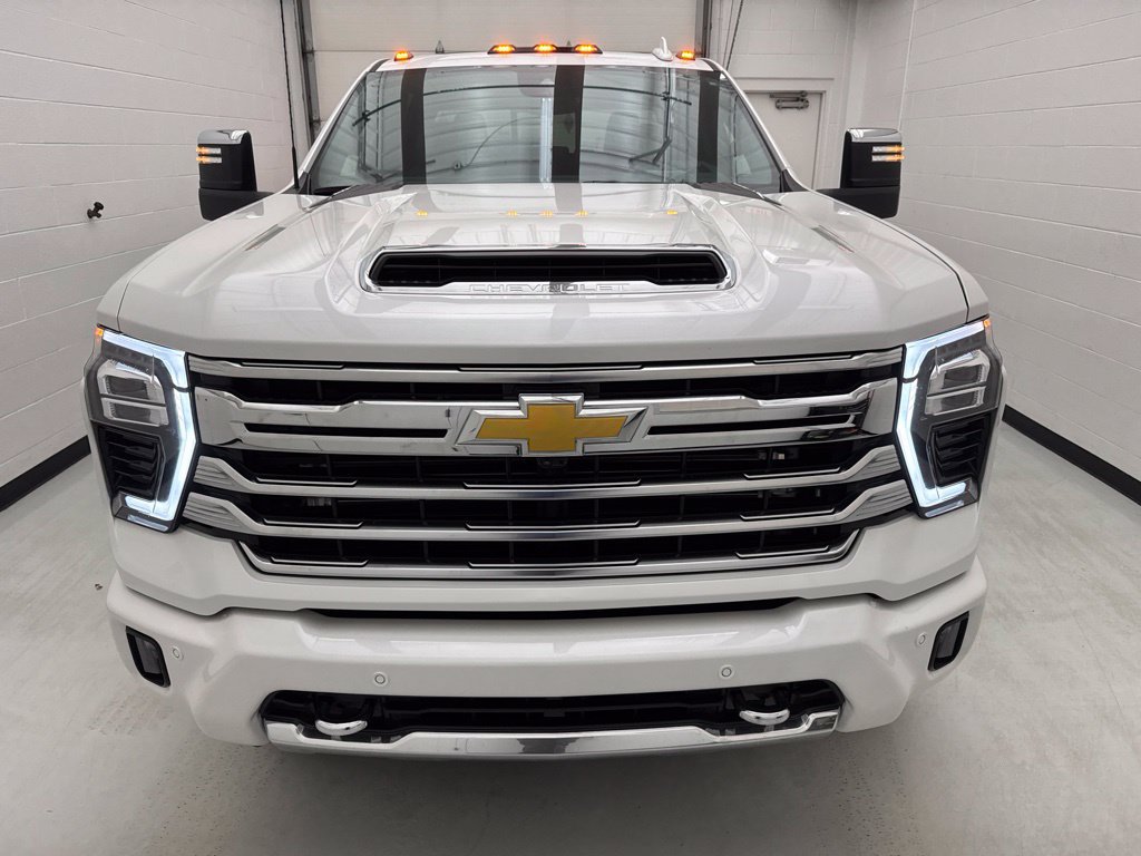 Used 2025 Chevrolet Silverado 3500 High Country w/ High Country Premium Package AWD/4WD image 2