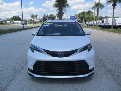 Used 2025 Toyota Sienna XLE FWD image 2
