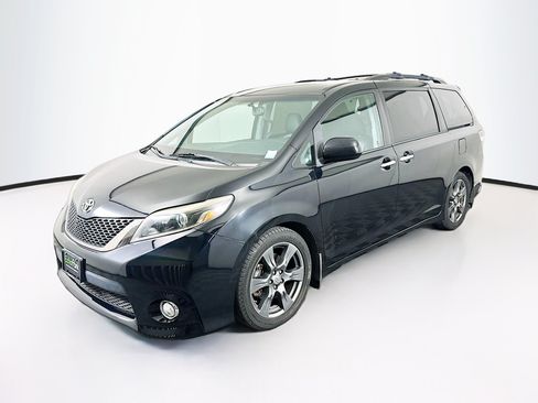 Used 2017 Toyota Sienna SE FWD image 3