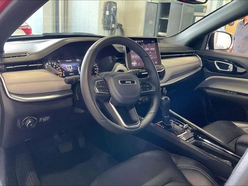 Used 2025 Jeep Compass Limited AWD/4WD image 4