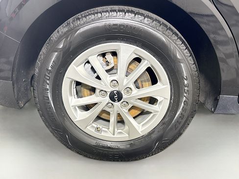 Used 2023 Kia Carnival LX FWD image 33