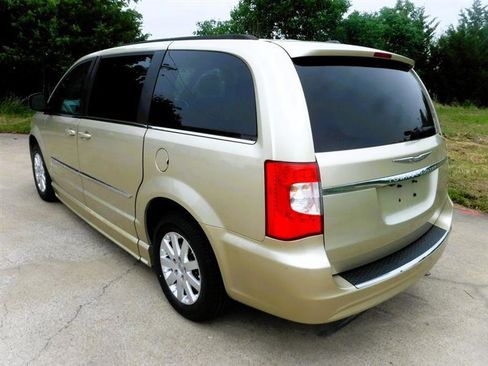 Used 2011 Chrysler Town & Country Touring-L w/ Trailer Tow Group FWD image 13