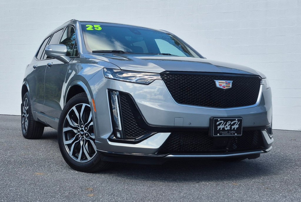 Used 2025 Cadillac XT6 Sport w/ Technology Package AWD/4WD image 2
