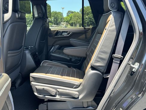 Used 2025 GMC Yukon Denali Ultimate AWD/4WD image 16