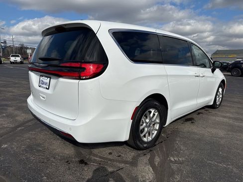 Used 2024 Chrysler Pacifica Touring-L FWD image 6