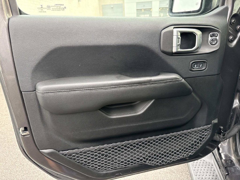 Used 2018 Jeep Wrangler Unlimited Sahara AWD/4WD image 9