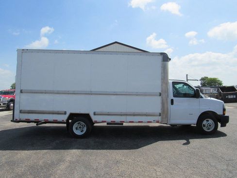 Used 2021 GMC Savana 3500 Extended w/ Power Convenience Package RWD image 2