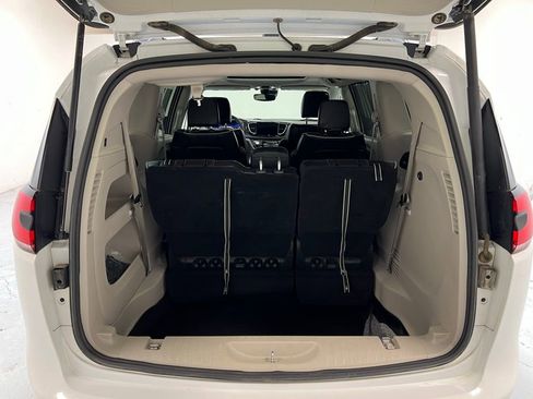 Used 2023 Chrysler Pacifica Limited image 32