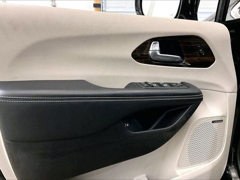 Used 2022 Chrysler Pacifica Limited image 22