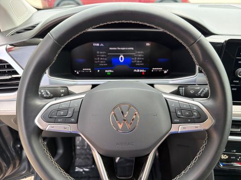 Used 2025 Volkswagen Taos SE AWD/4WD image 15