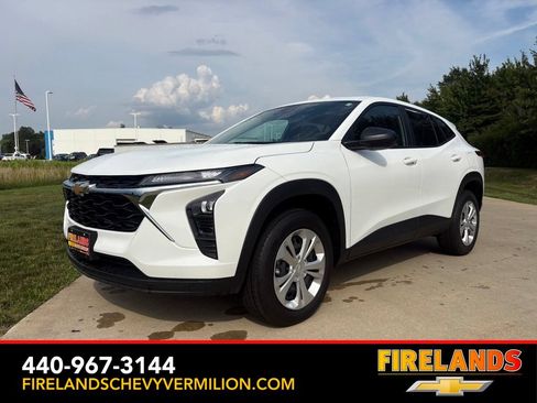 Used 2025 Chevrolet Trax LS FWD image 1