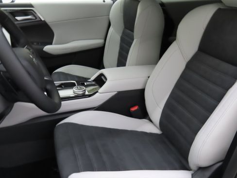 New 2025 Mitsubishi Outlander SE image 10