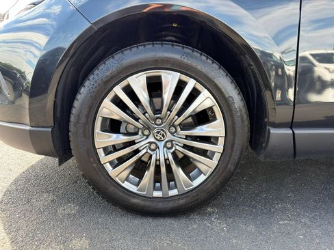 Used 2023 Toyota Venza XLE AWD/4WD image 37