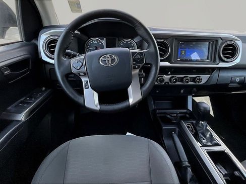 Used 2016 Toyota Tacoma SR5 w/ SR5 Appearance Package (SN) image 8