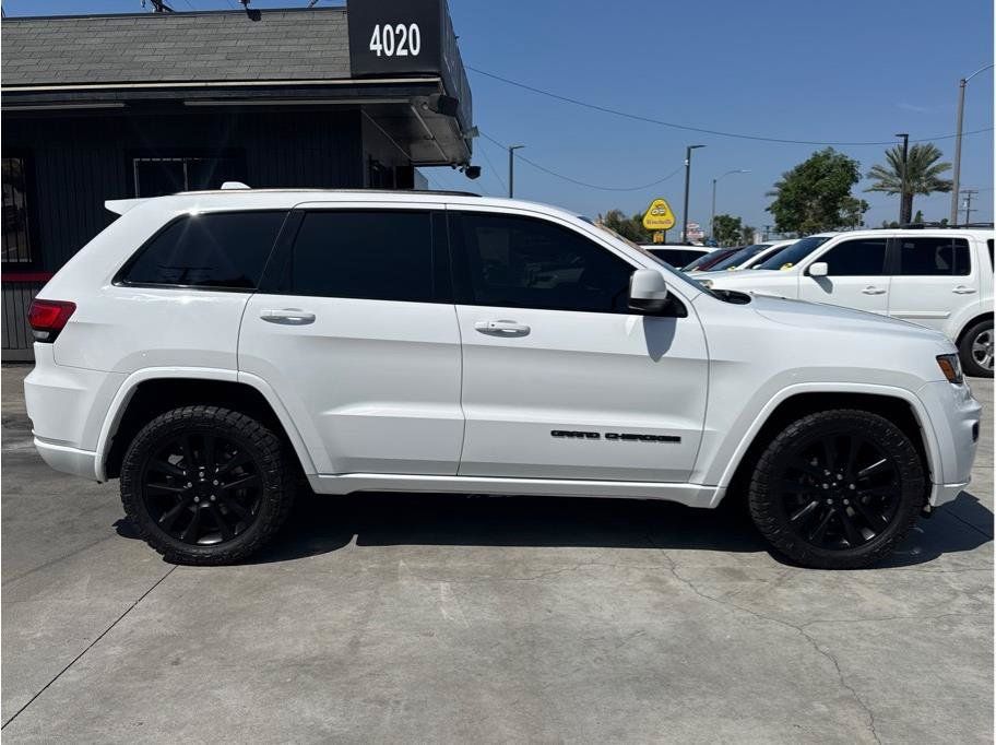 Used 2017 Jeep Grand Cherokee Altitude RWD image 8