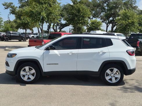 Used 2022 Jeep Compass Latitude FWD image 2