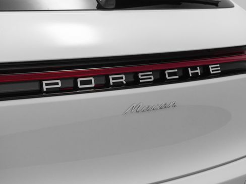 Used 2025 Porsche Macan image 18