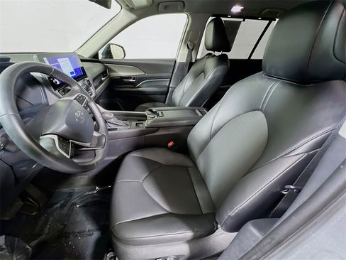 Certified 2025 Toyota Grand Highlander AWD image 19