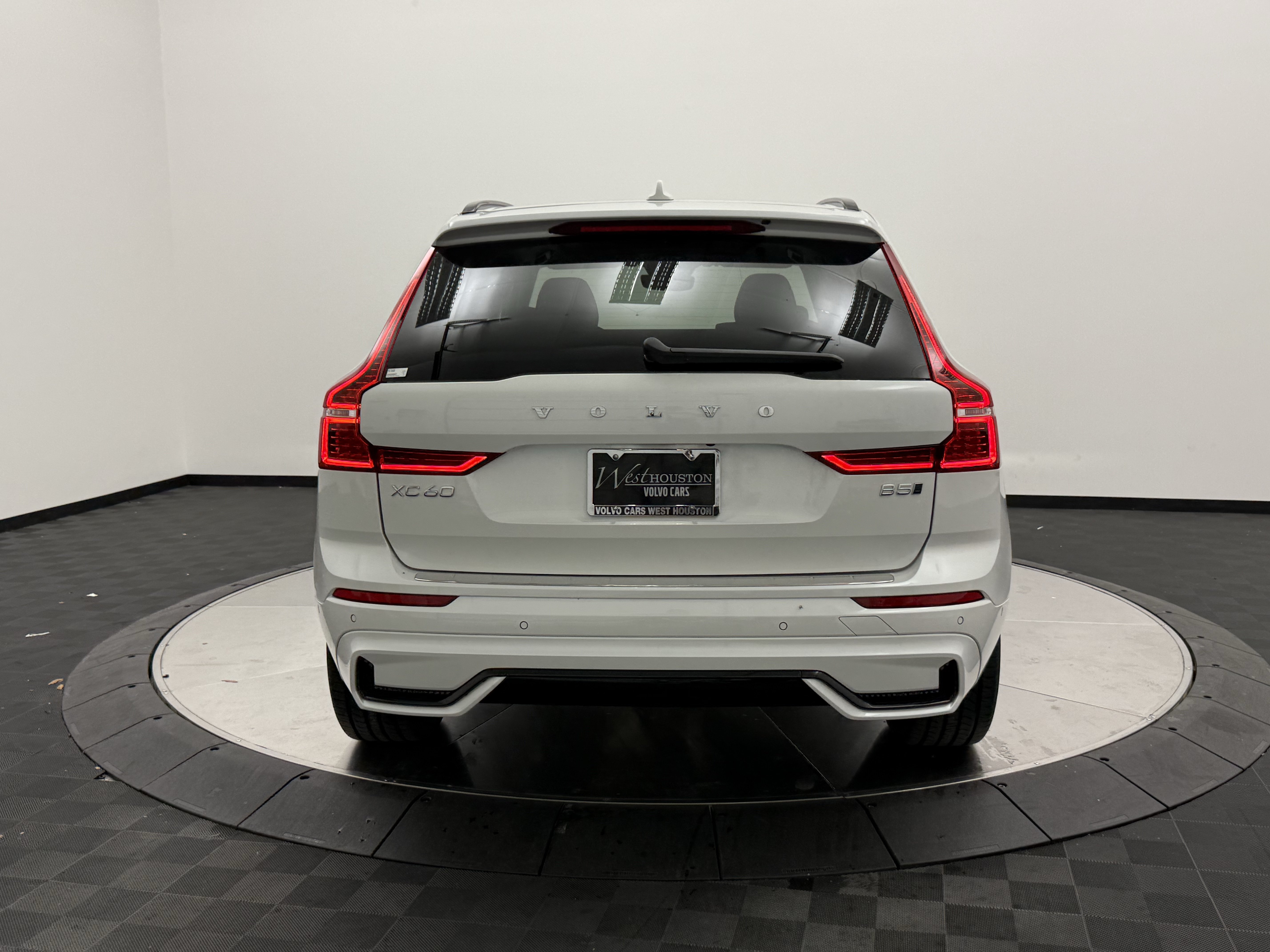 Certified 2024 Volvo XC60 B5 Plus w/ Protection Package Premier AWD/4WD image 6