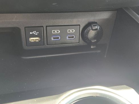 Used 2022 Toyota Highlander XLE AWD/4WD image 25