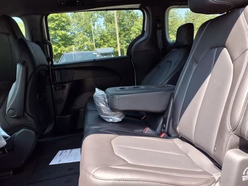 New 2026 Chrysler Pacifica Select image 10