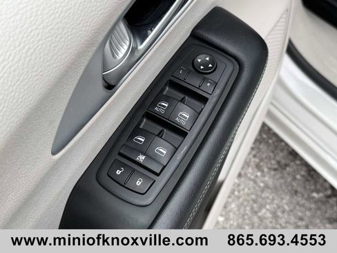Used 2020 Chrysler Pacifica Touring-L image 13