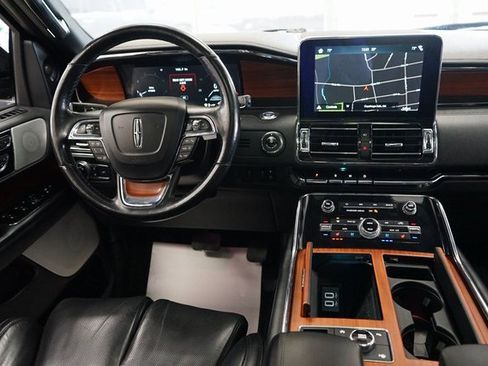 Used 2019 Lincoln Navigator Reserve image 13