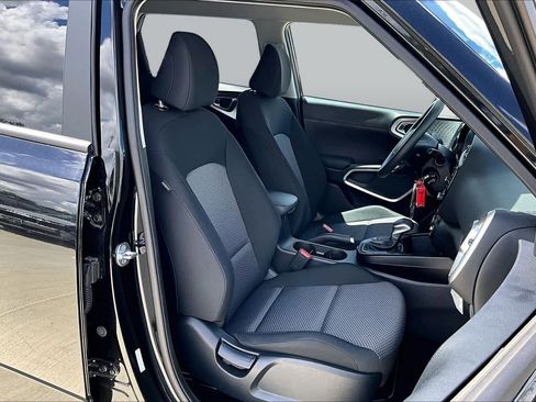 Certified 2025 Kia Soul LX w/ LX Technology Package FWD image 9