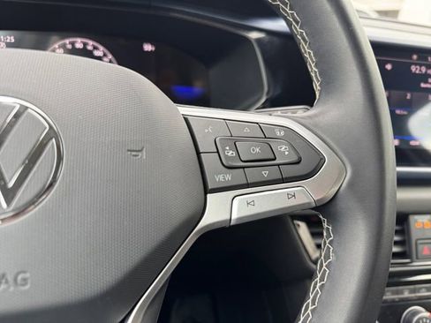 Used 2023 Volkswagen Taos SE image 9