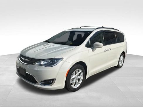 Used 2020 Chrysler Pacifica Touring w/ Tire & Wheel Group FWD image 4