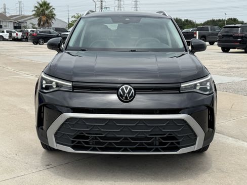 Used 2025 Volkswagen Taos SE FWD image 3