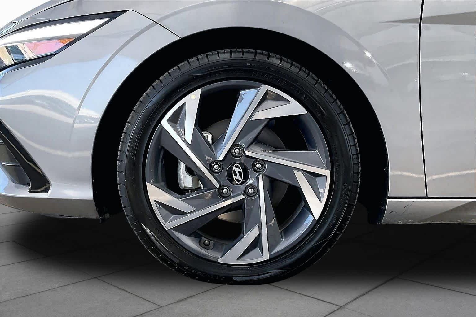 Certified 2025 Hyundai Elantra Limited FWD image 11