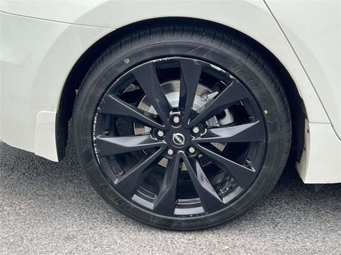 Certified 2023 Nissan Maxima SR w/ Sport Mat Group image 11