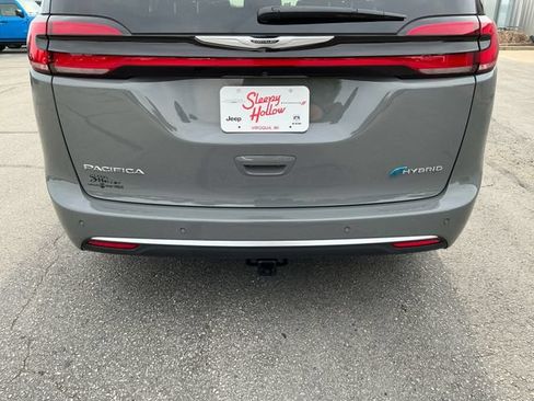 Used 2023 Chrysler Pacifica Pinnacle FWD image 16